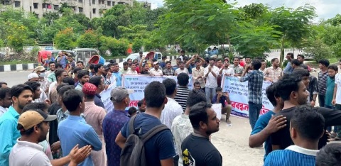 à¦ªà¦°à§€à¦•à§à¦·à¦¾ à¦¬à¦¾à¦¤à¦¿à¦²à§‡à¦° à¦¦à¦¾à¦¬à¦¿à¦¤à§‡ à¦ªà¦¿à¦à¦¸à¦¸à¦¿à¦° à¦¸à¦¾à¦®à¦¨à§‡ à¦¡à¦¿à¦ªà§à¦²à§‹à¦®à¦¾ à¦ªà§à¦°à¦•à§Œà¦¶à¦²à§€à¦¦à§‡à¦° à¦¬à¦¿à¦•à§à¦·à§‹à¦­