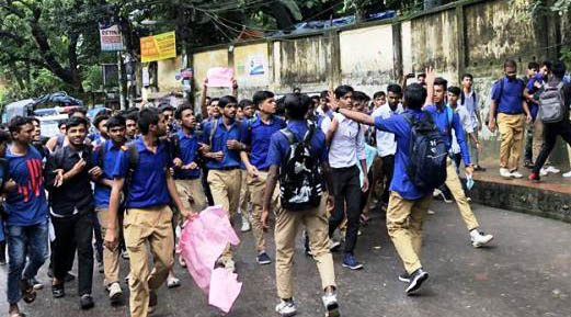 à¦¨à¦¿à¦°à¦¾à¦ªà¦¦ à¦¸à§œà¦•à§‡à¦° à¦¦à¦¾à¦¬à¦¿à¦¤à§‡ à¦šà¦Ÿà§à¦Ÿà¦—à§à¦°à¦¾à¦®à§‡ à¦¶à¦¿à¦•à§à¦·à¦¾à¦°à§à¦¥à§€à¦¦à§‡à¦° à¦¬à¦¿à¦•à§à¦·à§‹à¦­