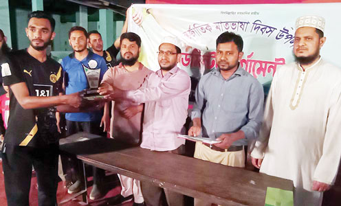 à¦«à§‡à¦¨à§€à¦¤à§‡ à¦®à¦¾à¦¤à§ƒà¦­à¦¾à¦·à¦¾ à¦¦à¦¿à¦¬à¦¸à§‡ à¦•à§à¦°à¦¿à¦•à§‡à¦Ÿ à¦Ÿà§à¦°à§à¦¨à¦¾à¦®à§‡à¦¨à§à¦Ÿà§‡à¦° à¦ªà§à¦°à¦¸à§à¦•à¦¾à¦° à¦¬à¦¿à¦¤à¦°à¦£