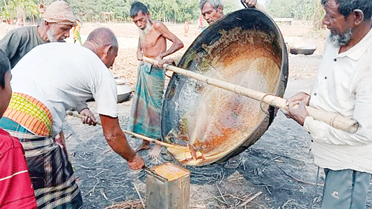 à¦ªà¦²à¦¾à¦¶à¦¬à¦¾à§œà¦¿à¦¤à§‡ à¦†à¦–à§‡à¦° à¦—à§à§œ à¦¤à§ˆà¦°à¦¿à¦¤à§‡ à¦¬à§à¦¯à¦¸à§à¦¤ à¦šà¦¾à¦·à¦¿à¦°à¦¾